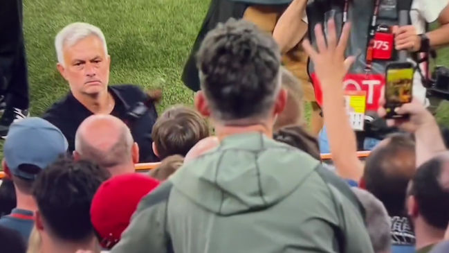 [VIDEO] José Mourinho regaló su medalla de subcampeón a los hinchas de Roma tras la final