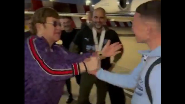 Elton John recibió al plantel de Manchester City tras haberse coronado campeón de la FA Cup