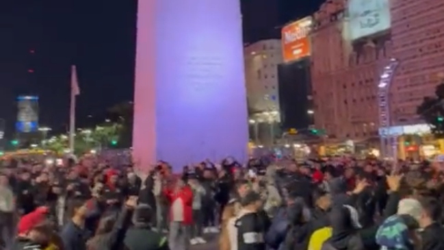 [Videos] Hinchas de Colo Colo se aglomeraron en torno al Obelisco de Buenos Aires