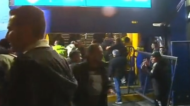 Serios incidentes: Barristas de Colo Colo forzaron acceso al Estadio La Bombonera