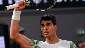 Alcaraz venció a Tsitsipas y chocará ante Djokovic por el paso a la final de Roland Garros