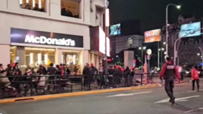 [Video] La cuenta "McDonalds Obelisco" repudió la delictual "visita" de hinchas de Colo Colo