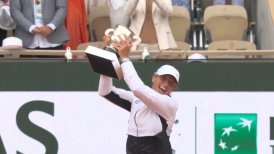 ¡Cuidado con la copa! El chascarro que vivió Iga Swiatek en su festejo del título de Roland Garros