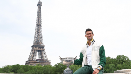 Novak Djokovic posó con la Copa de los Mosqueteros en París
