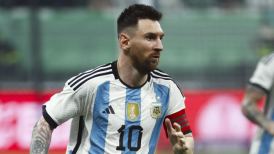 Arbitro asistente le pidió un autógrafo a Messi en el entretiempo del Argentina-Australia