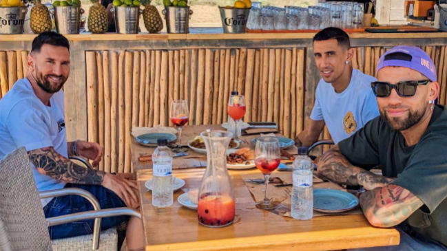Messi, Otamendi y Di María disfrutaron en el restaurante de Luis Suárez en Cataluña