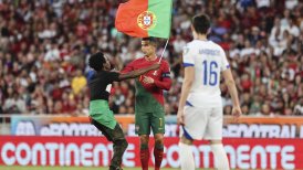 ¡Insólito! Fanático invadió la cancha y levantó a Cristiano Ronaldo en Portugal