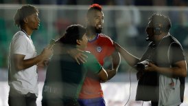 Hincha boliviano se abalanzó sobre Arturo Vidal y lo abrazó tras el empate contra Chile
