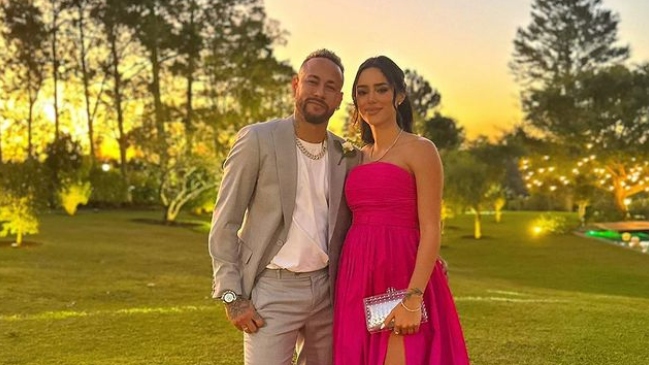 Neymar y su novia Bruna serán padres de una "menina"
