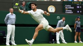 Carlos Alcaraz mostró solvencia en Wimbledon para retirar al francés Chardy