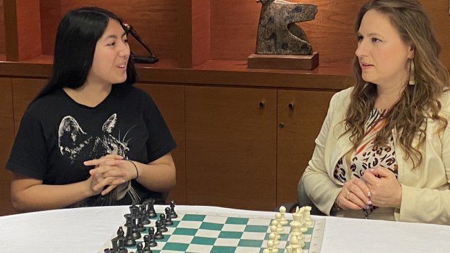 Mejor ajedrecista chilena Javiera Gómez se reunió con la Gran Maestra Judit Polgár