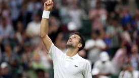 Novak Djokovic derribó con autoridad a Stan Wawrinka y sigue en carrera en Wimbledon