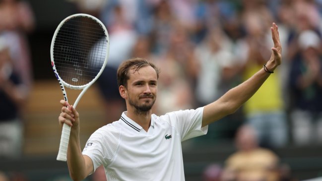 Daniil Medvedev se instaló en octavos de Wimbledon tras remontar ante Marton Fucsovics