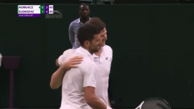 Con risas y abrazo: La reacción de Djokovic tras perder increíble punto ante Hurkacz