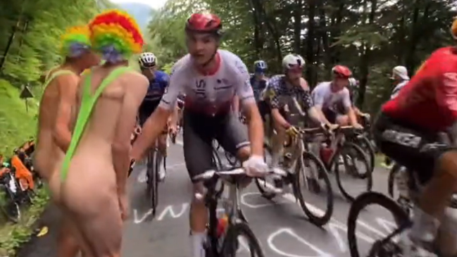[VIDEO] La llamativa imagen que se robó las miradas en pleno Tour de Francia
