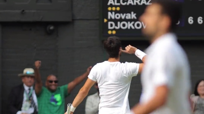 Carlos Alcaraz también involucró al público en sus celebraciones en la final de Wimbledon