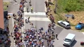 Un fanático provocó una masiva caída de ciclistas en el Tour de Francia