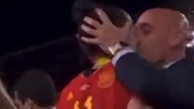 Presidente de la Federación Española besó en la boca a jugadora en festejos del título mundial
