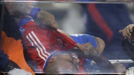 Arturo Vidal no dio más: Salió lesionado y en camilla en el partido con Colombia