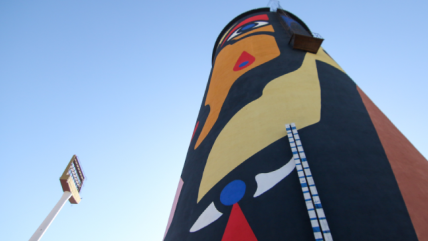 Alejandro "Mono" González presentó mural que pintó en el silo del Estadio Nacional