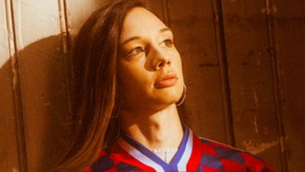 Christiane Endler modeló camiseta estilo vintage de Olympique de Lyon