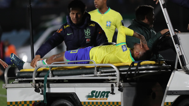 Neymar sufrió una dolorosa lesión y salió en camilla del partido contra Uruguay