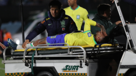 Neymar sufrió una dolorosa lesión y salió en camilla del partido contra Uruguay