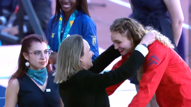 Ximena Restrepo entregó el oro a su hija Martina Weil en la premiación de los 400 metros