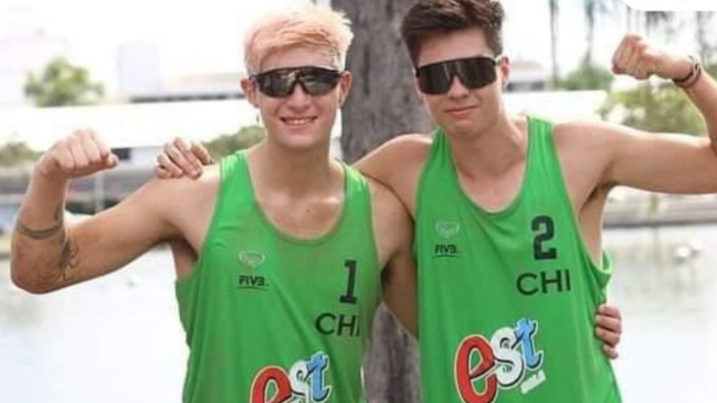 Chilenos Maximiliano Córdova y Thomas Acevedo entraron en racha en Mundial sub 21 de voleibol playa