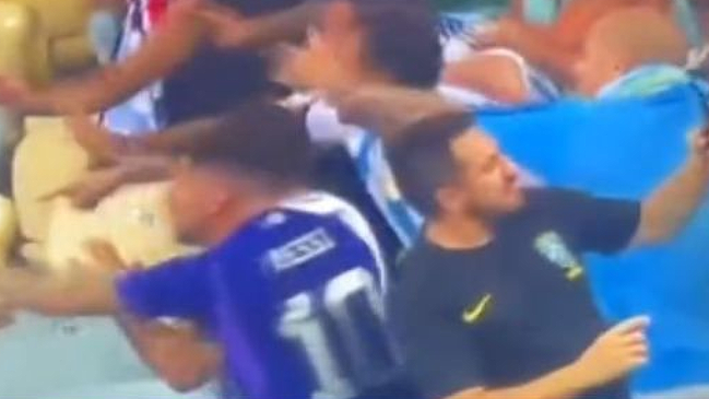 Espectador se tomó una selfie a metros de la batalla entre hinchas argentinos y la policía