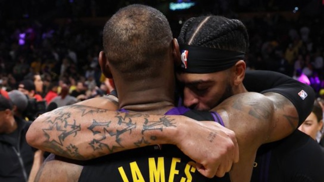 LeBron James venció a Kevin Durant y los Lakers avanzaron a semifinales en la Copa NBA
