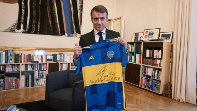 Javier Milei saludó a Emmanuel Macron por foto con camiseta de Boca autografiada por él