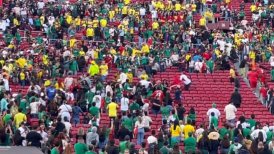 Hinchas se trenzaron a golpes en las tribunas en amistoso de México y Colombia