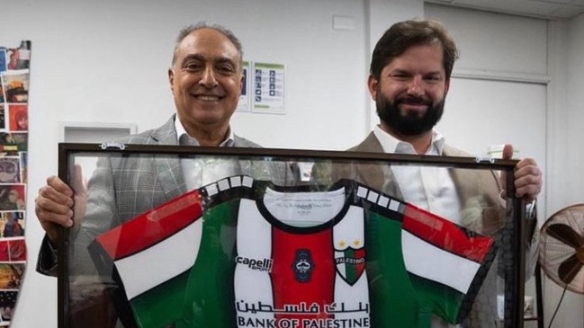 Palestino le regaló una camiseta al Presidente Boric por su apoyo a los Derechos Humanos