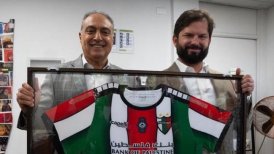 Palestino le regaló una camiseta al Presidente Boric por su apoyo a los Derechos Humanos