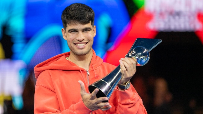 Carlos Alcaraz remontó a Novak Djokovic en vibrante exhibición en Arabia Saudita