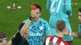 La curiosa tarjeta roja redonda que sacó el árbitro para expulsar a João Gomes en la FA Cup