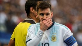 La UC recurrió a Messi para defender su elección de pasto sintético