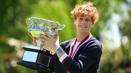 Jannik Sinner posó con el trofeo del Abierto Australia un día después de ser campeón