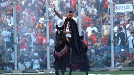 ¡Vestido como rey y a caballo! El recorrido de Arturo Vidal en la cancha del Monumental
