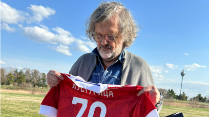 Federación rusa de fútbol obsequió camiseta al cineasta serbio Emir Kusturica