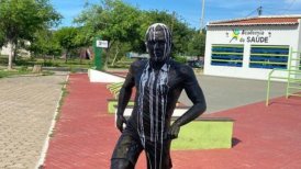 Estatua de Daniel Alves en Brasil sufrió un nuevo ataque vandálico