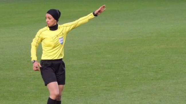 Irán destituyó a la primera mujer que iba a arbitrar un partido masculino de fútbol
