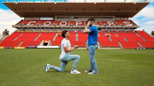 Futbolista Josh Cavallo le pidió matrimonio a su novio en el estadio
