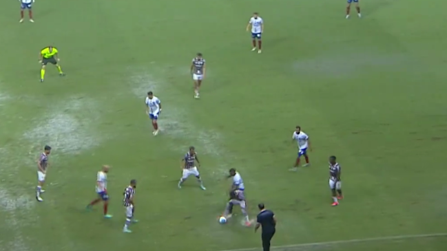 Duelo entre Bahia y Fluminense debió interrumpirse por la torrencial lluvia en Salvador