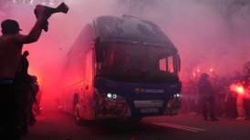 Hinchas de FC Barcelona confundieron el bus del rival y apedrearon a los propios catalanes