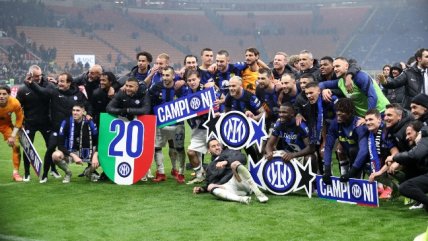 La celebración de Alexis Sánchez e Inter tras ganar el Scudetto en el clásico ante Milan