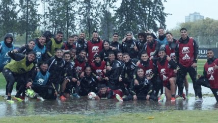 Colo Colo disfrutó de un chapuzón en su entrenamiento con lluvia