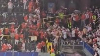 [VIDEO] Hinchas turcos y georgianos se trenzaron a golpes bajo un diluvio en la Eurocopa