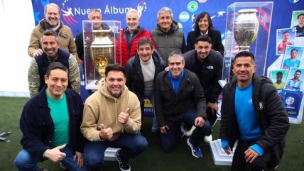 “La tengo, no la tengo”. Exjugadores de la Roja estuvieron en la ‘Cambiatón’ de láminas del álbum de Copa América